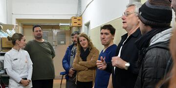 La Escuela de Aprendices donó mobiliario al Hospital Naval.