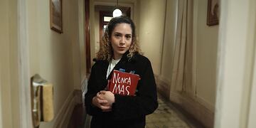 Después de su visita a represores, la diputada Arrieta se mostró con el libro "Nunca Más". Foto: Ariel Rodríguez / Cadena 3