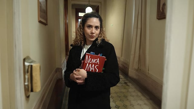 Después de su visita a represores, la diputada Arrieta se mostró con el libro "Nunca Más". Foto: Ariel Rodríguez / Cadena 3