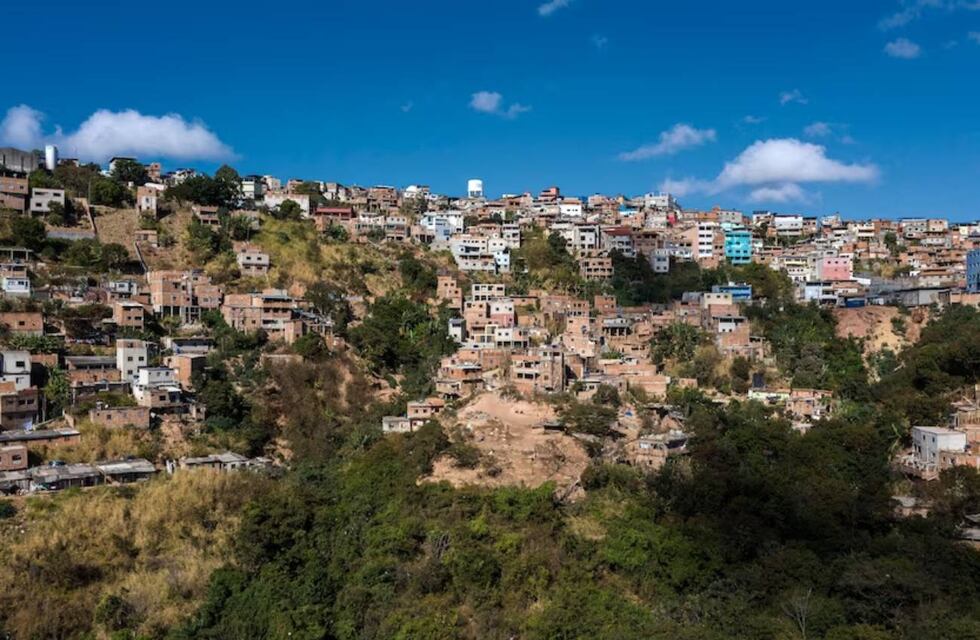 Se fue a vivir de Córdoba a Brasil y muestra cómo es su día a día trabajando en una favela: es sorprendente