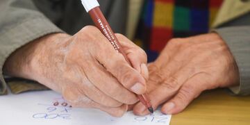 Adultos mayores van a la escuela
En el hogar Santa Marta (calle Boulogne Sur Mer)funciona un aula satélite donde los ancianos pueden terminar los estudios primarios.
abuelos viejitos tercera edad asilo clases aprender enseñar educación taller