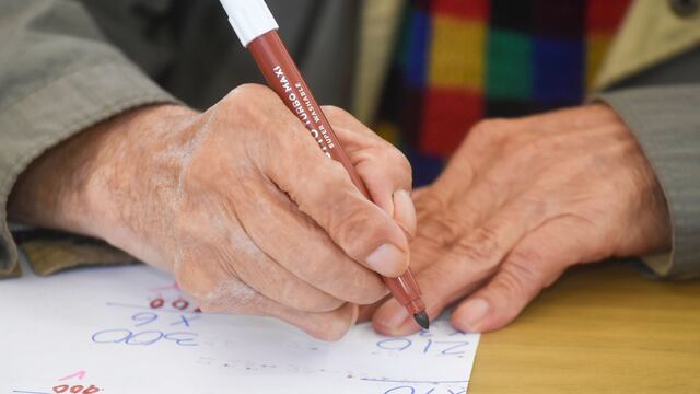 Adultos mayores van a la escuela 
En el hogar Santa Marta (calle Boulogne Sur Mer)funciona un aula satélite donde los ancianos pueden terminar los estudios primarios.
abuelos   viejitos   tercera edad   asilo   clases   aprender   enseñar   educación   taller