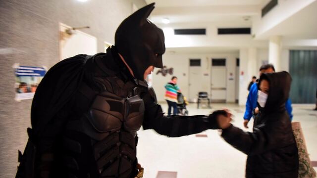 Después de 10 años, el Batman solidario de La Plata reveló su identidad y le dejó su legado a alguien más.