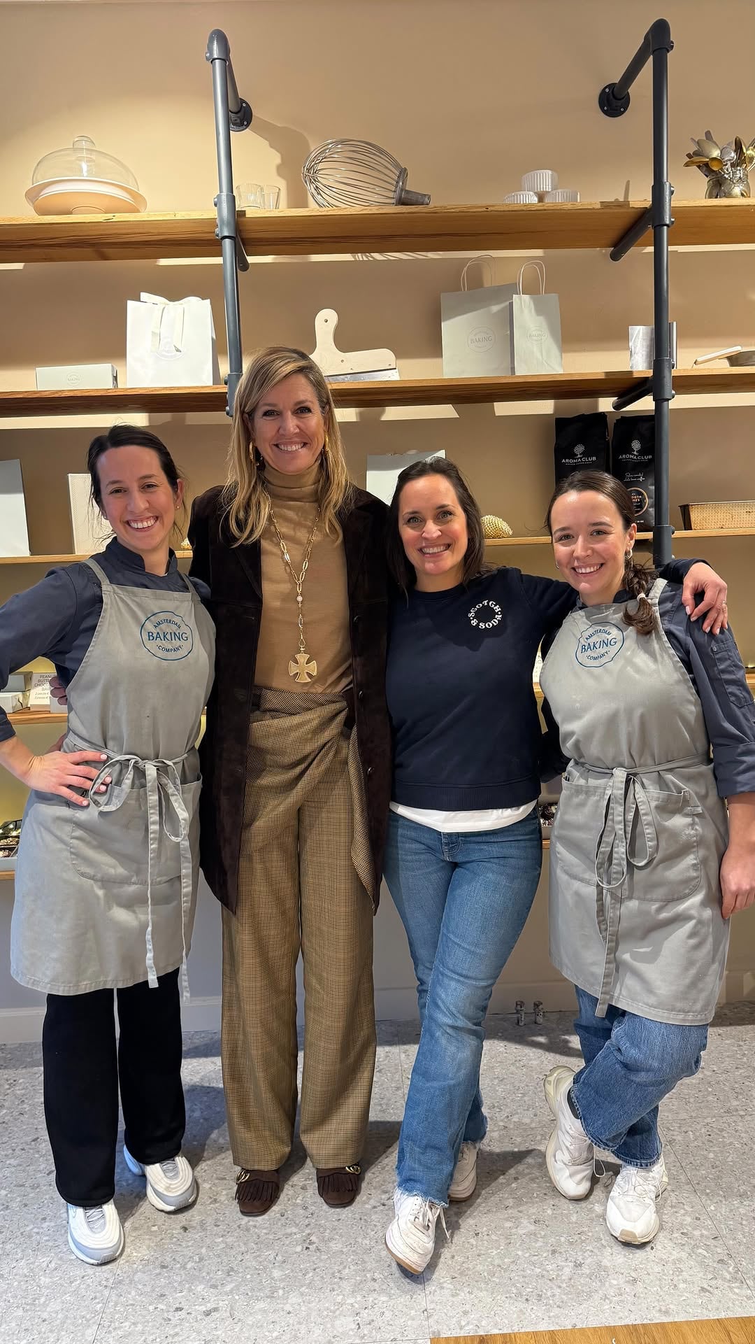 La Reina Máxima posó con las trabajadoras del lugar.