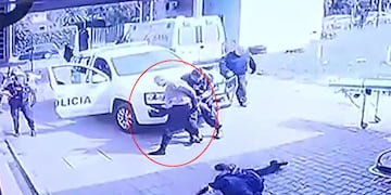 El momento en el que el detenido le roba el arma al policía y dispara