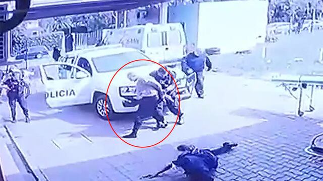 El momento en el que el detenido le roba el arma al policía y dispara