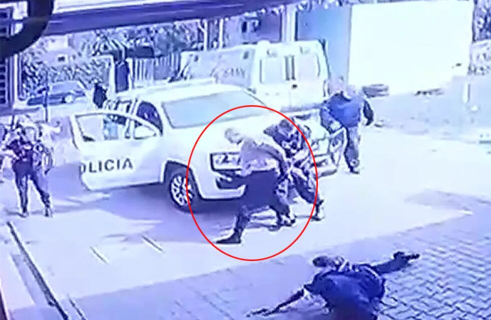 José C. Paz: un detenido esposado le quitó el arma a un policía y le disparó en la puerta de un hospital