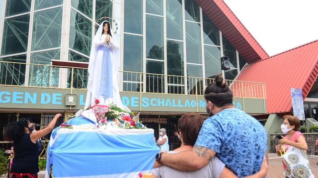 Miles de mendocinos se aceraron para venerar a la Virgen Lourdes. /Gentileza Arquidiócesis de Mendoza.