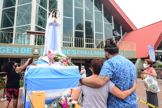 Miles de mendocinos se aceraron para venerar a la Virgen Lourdes. /Gentileza Arquidiócesis de Mendoza.