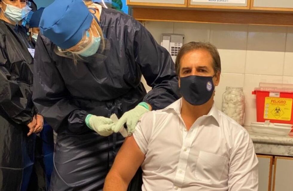 Lacalle Pou se vacunó contra el coronavirus en el momento más crítico de la pandemia en Uruguay