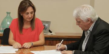 Otros tiempos. El año pasado, Silvina Rivero y Domingo Ovando (UPS), firmando el acuerdo paritaria, el año pasado. Hoy, se repetirá la reunión.