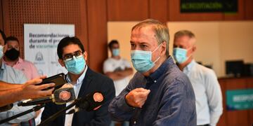 Schiaretti junto a Cardozo y personal de las Fuerzas Armadas.