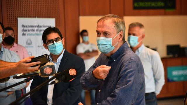 Schiaretti junto a Cardozo y personal de las Fuerzas Armadas.