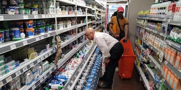 El consumo doméstico se desplomó 18% en diciembre y 2024 cerró como uno de los peores en 20 años