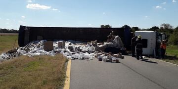 Un camión volcó en cercanías a la ciudad de Río Cuarto y quedó resentido el tránsito (Policía de Córdoba)