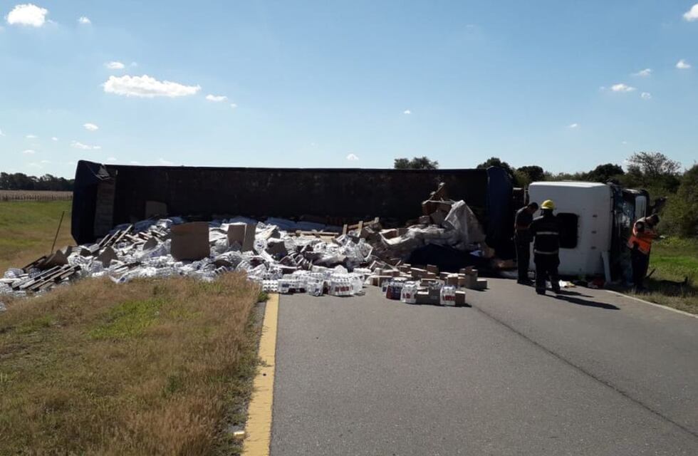 Río Cuarto: volcó un camión en la ruta 36 y quedó resentido el tránsito