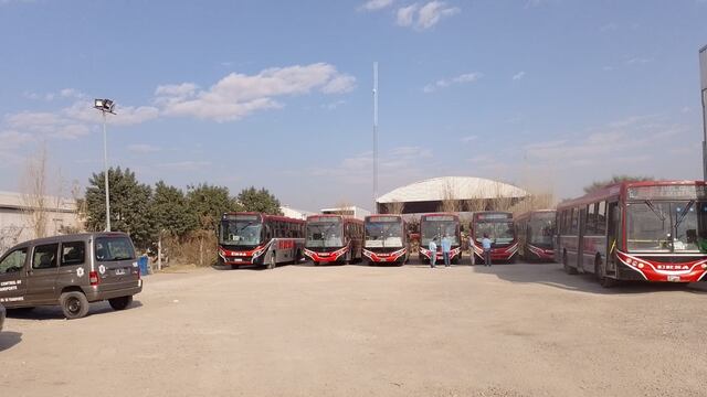 Inspectores de Transporte controlan unidades de Ersa en la punta de línea de barrio Coronel Olmedo (La Voz).