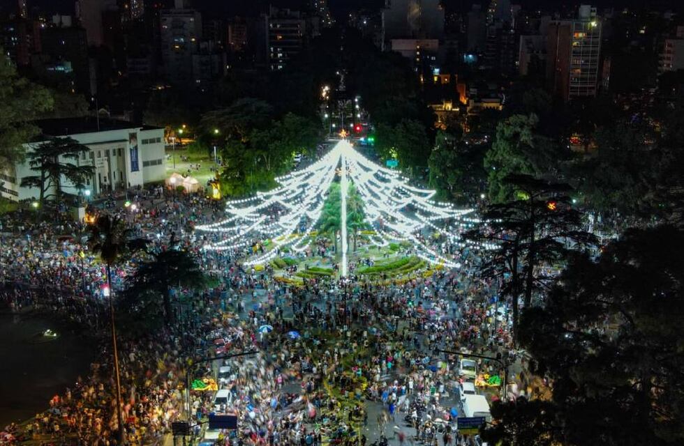 El árbol de Navidad de Pellegrini se encendió con mensaje de paz y un blooper