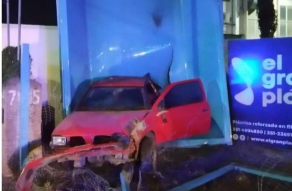 El siniestro vial de cada día: perdió el control del auto y se incrustó en una pileta en Córdoba