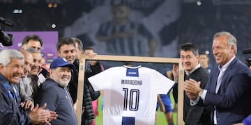 Diego y su sonrisa. La última visita a Córdoba, a Talleres (La Voz archivo).