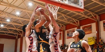 Jujuy Básquet mostró eficacia y carácter para imponerse ante Amancay y cerrar el 2025 con una victoria clave como visitante. (Básquet Total)