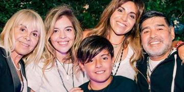 Una de las últimas fotos que se tomó Diego con sus hijas, Claudia y su nieto Benjamín.