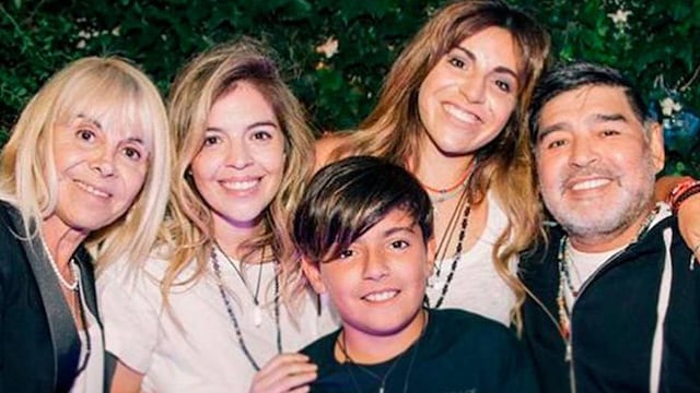 Una de las últimas fotos que se tomó Diego con sus hijas, Claudia y su nieto Benjamín.