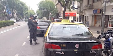 El conductor del Fiat Siena detuvo su marcha a metros del cruce por calle Maipú.