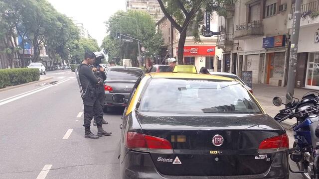El conductor del Fiat Siena detuvo su marcha a metros del cruce por calle Maipú.