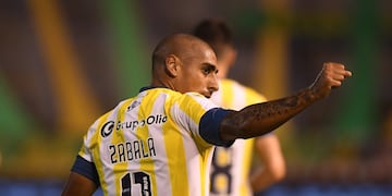 Diego Zabala celebra el gol de la victoria canalla ante Aldosivi. (@CARCoficial)