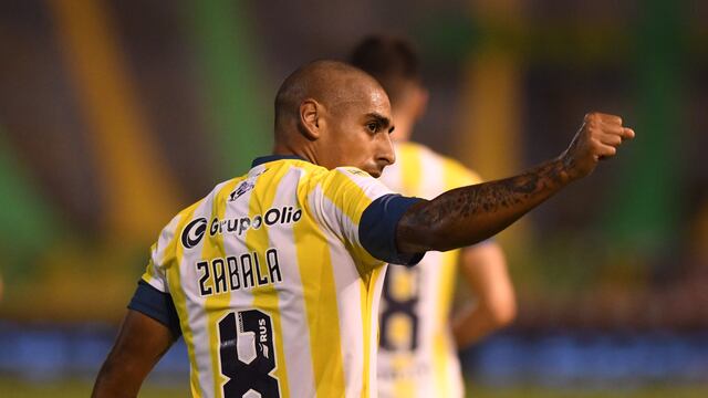 Diego Zabala celebra el gol de la victoria canalla ante Aldosivi. (@CARCoficial)