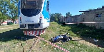 El Ferrourbano impactó contra una moto en barrio San Martín.
