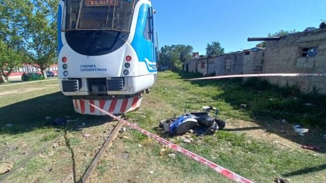 El Ferrourbano impactó contra una moto en barrio San Martín.