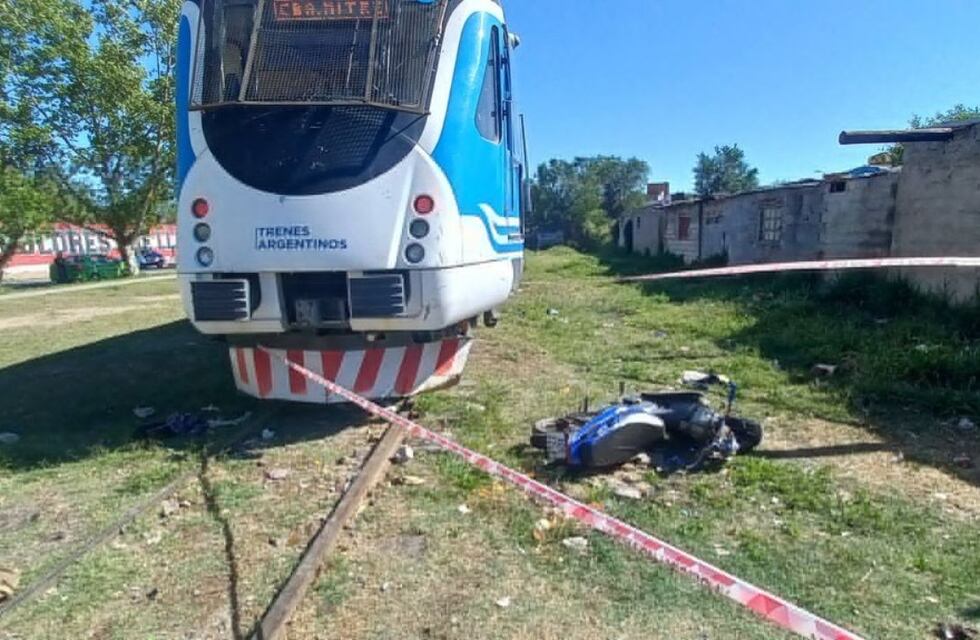 Susto en barrio San Martín: el ferrourbano chocó contra una moto y un niño terminó hospitalizado