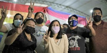 La precandidata a diputada nacional Leila Chaher, junto a dirigentes de su espacio político, en Palpalá.