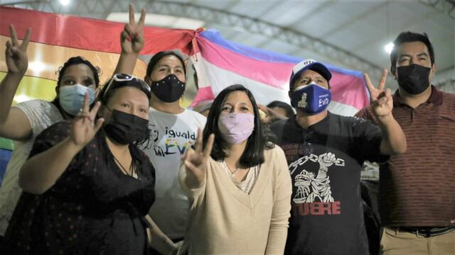 La precandidata a diputada nacional Leila Chaher, junto a dirigentes de su espacio político, en Palpalá.