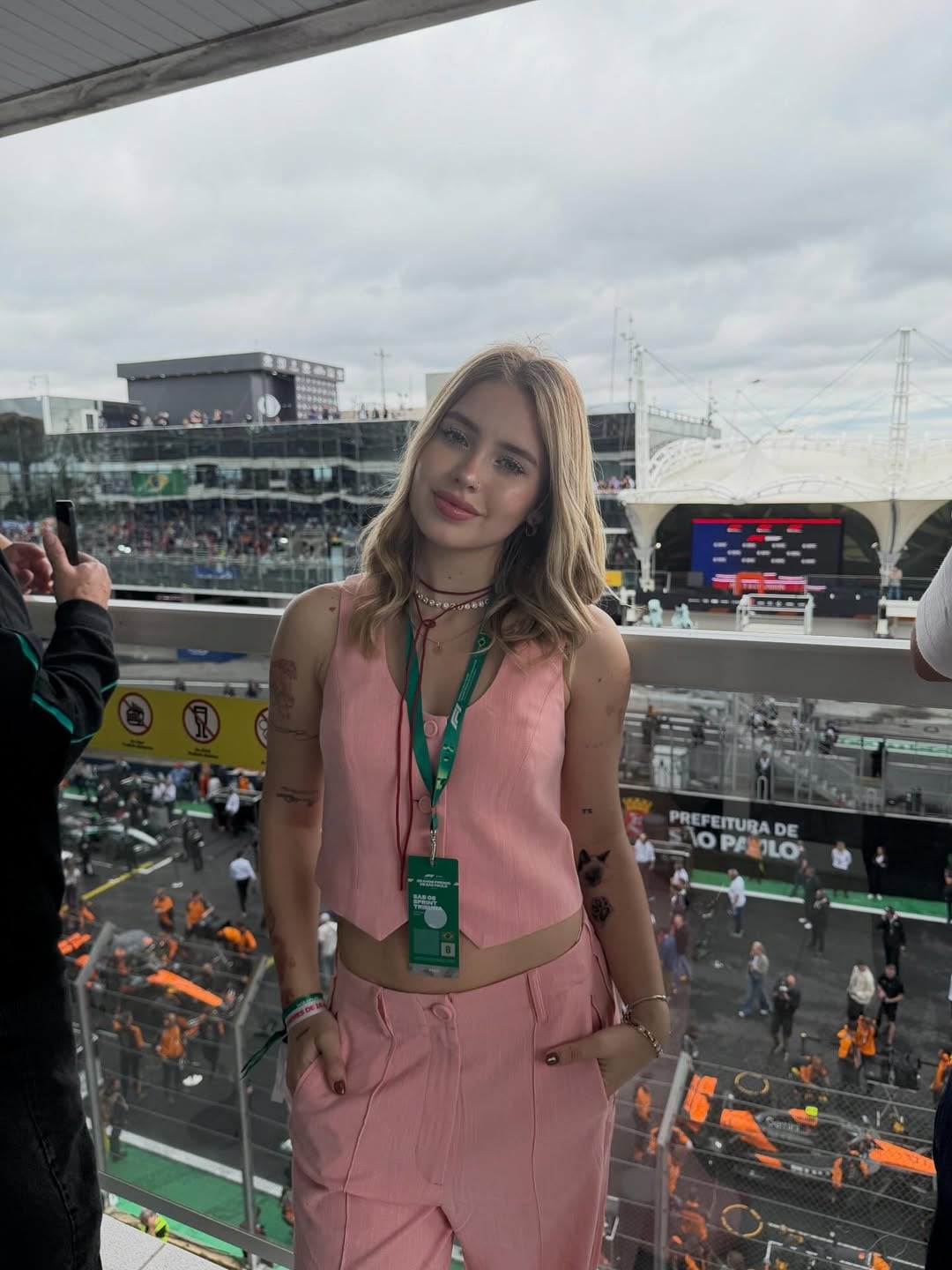 Desde Brasil, Coti Romero alentó a Franco Colapinto y deslumbró con un look rosa que marcó tendencia