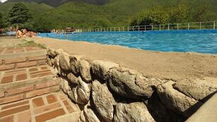 La piscina se ubica en medio de las Sierras.