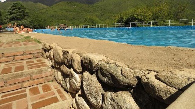 La piscina se ubica en medio de las Sierras.