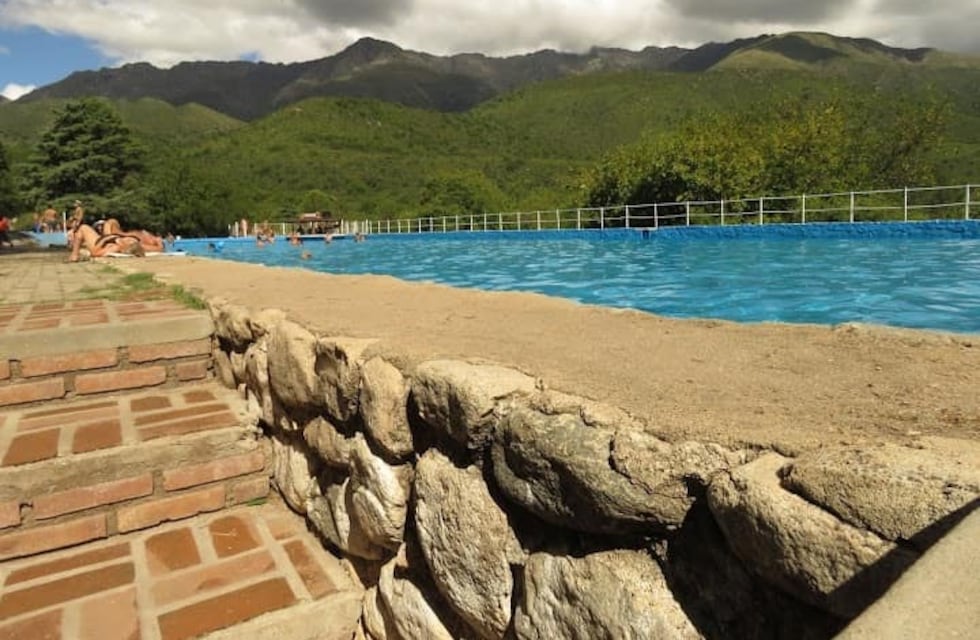 Pileta olímpica en medio de las Sierras de Córdoba: un balneario a $1.500 que ofrece un paisaje de ensueños