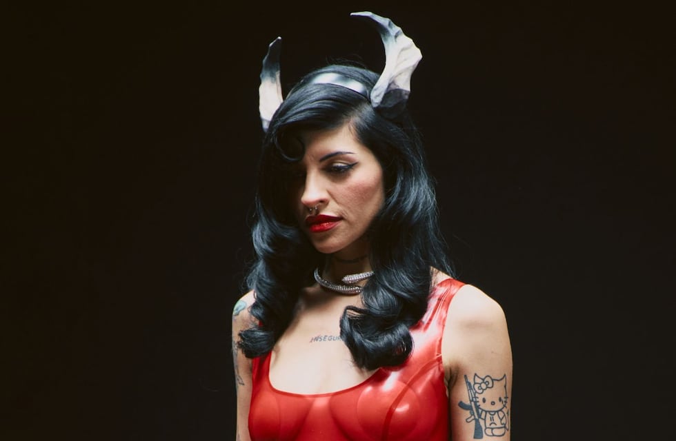 Cazzu causó sensación con un look total white mega ajustado y mostró sus tatuajes más ocultos