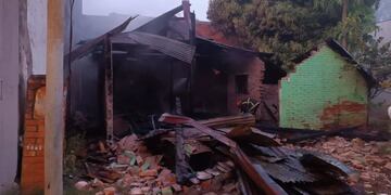 Vecinos de Puerto Rico buscan ayudar a una familia que perdió la casa en un incendio.