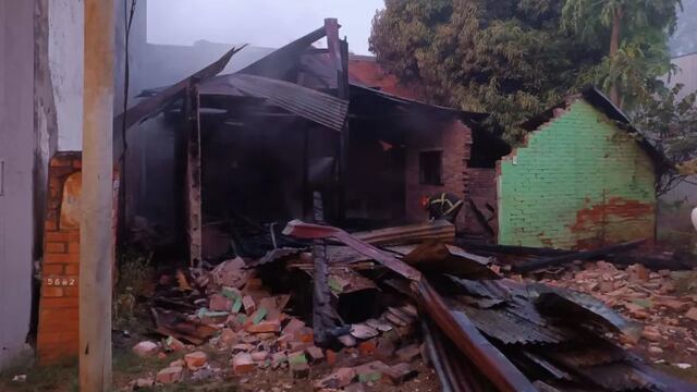 Vecinos de Puerto Rico buscan ayudar a una familia que perdió la casa en un incendio.