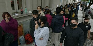 Filas en el teatro Independencia para entradas de la Vendimia 2022