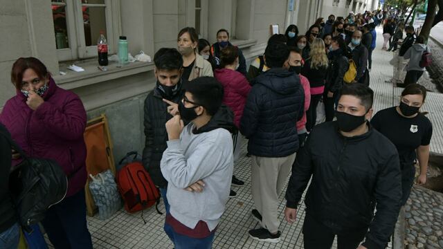Filas en el teatro Independencia para entradas de la Vendimia 2022