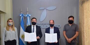 La Municipalidad de Tupungato y la Universidad Maza firmaron un convenio para becas de estudios.