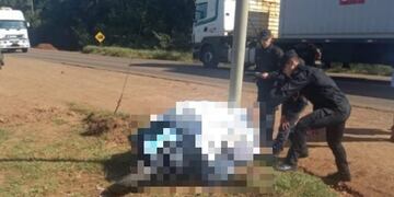 Siniestro vial en Gobernador Roca: un motociclista falleció tras impactar contra un poste de luz.