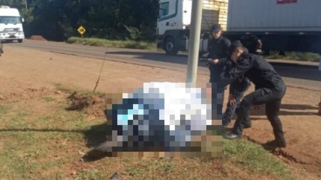 Siniestro vial en Gobernador Roca: un motociclista falleció tras impactar contra un poste de luz.