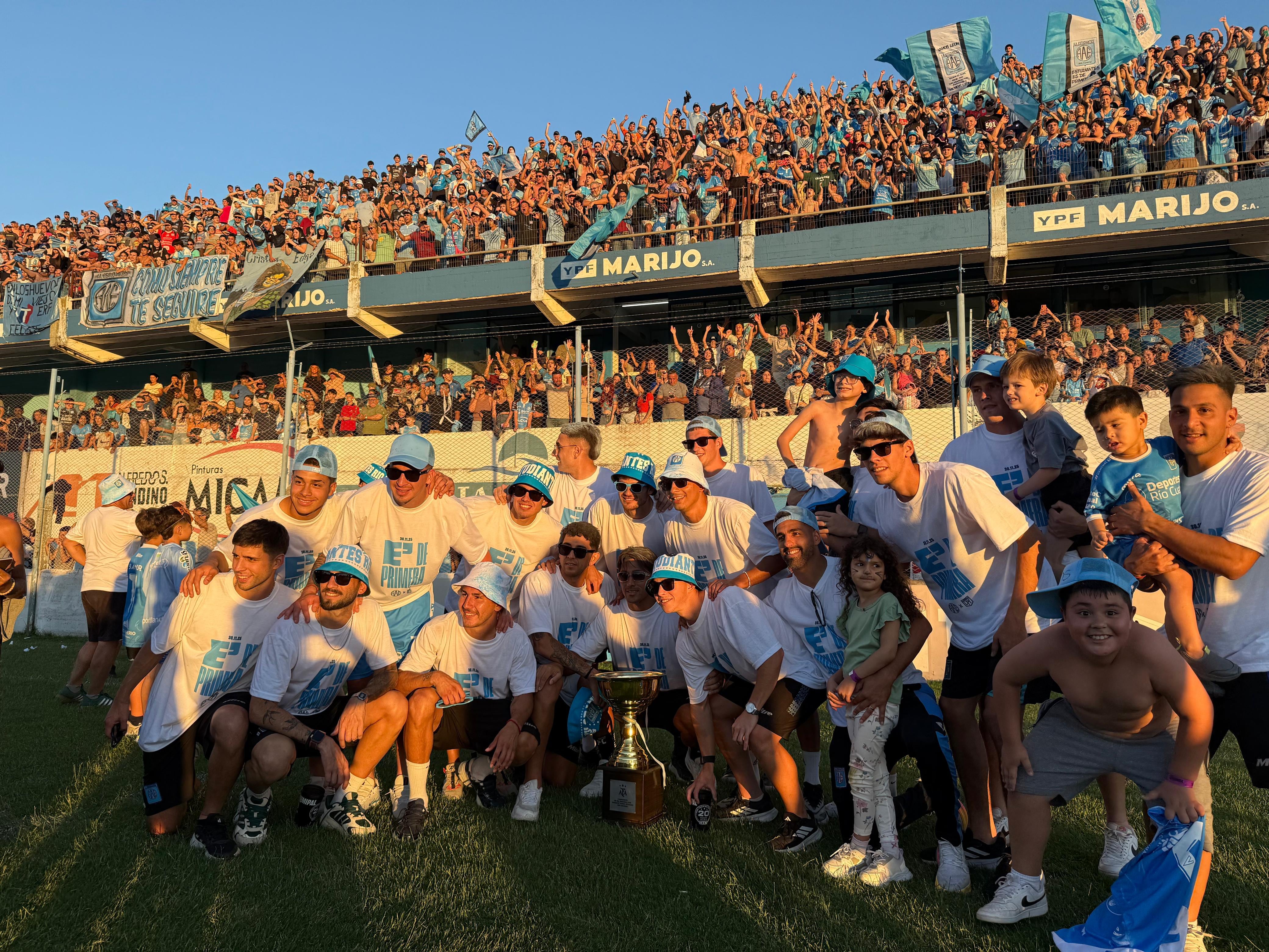 Festejos de los jugadores de Estudiantes de Rio Cuarto por el ascenso a la Primera División del Fútbol Argentino en la cancha de Rio Cuarto.