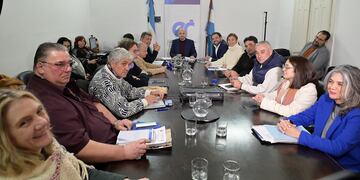 La provincia mejora la oferta a docentes entrerrianos y estos ratificaron el paro